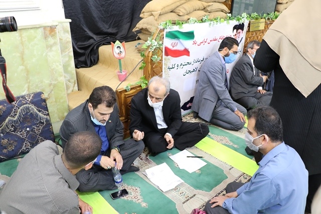 حضور سرپرست شهرداری لاهیجان در برنامه میز خدمت جهادی و ملاقات عمومی با شهروندان  در مسجد جامع ، همزمان با چهلمین سالگرد هفته دفاع مقدس